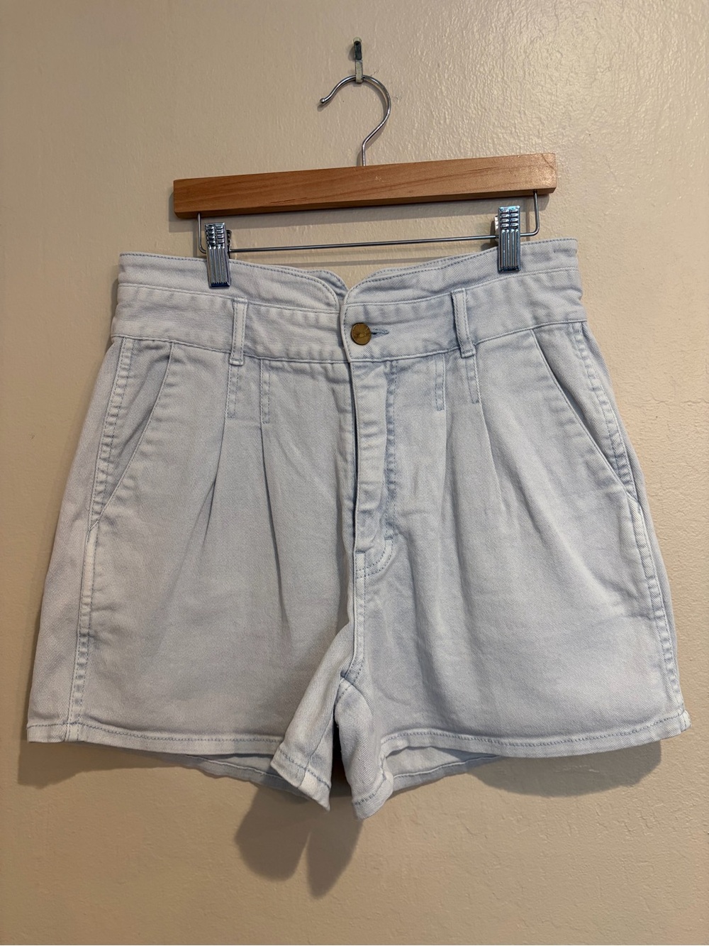 Faherty Very Light Blue High-Waist Pleated Denim Shorts, Cute Waistline, size M